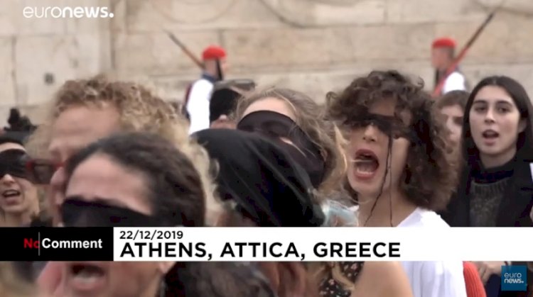 Yunanistan'da kadınlar Las Tesis eşliğinde erkek şiddetini protesto etti