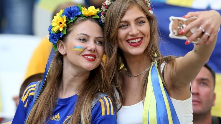 UKRAYNA, UZUN İNCE BİR YOLDA