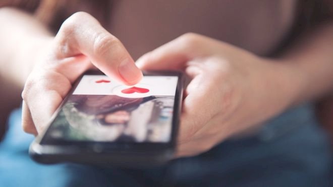 Belçikalı genç kadın sahte Tinder hesabı yüzünden "seks ziyaretçilerinin" hücmuna uğradı