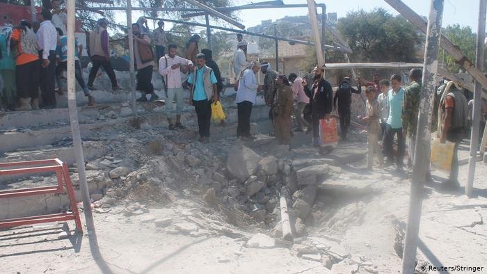 Yemen'de askeri geçit törenine saldırı