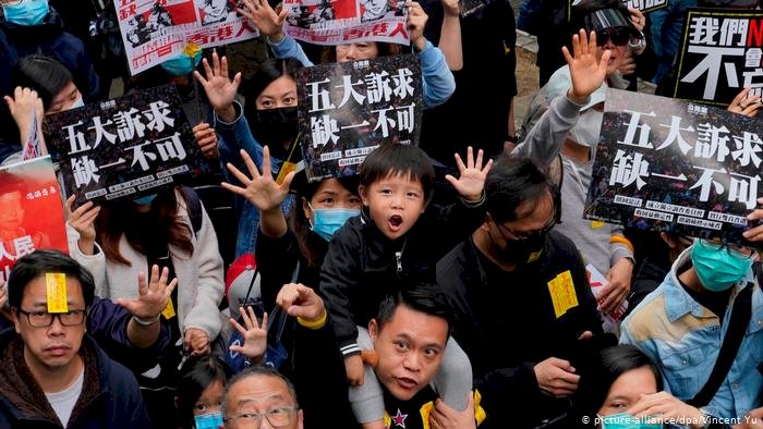 Hong Kong'daki Çin temsilcisi görevden alındı
