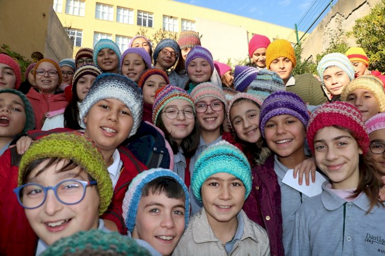 Elleriyle ördüğü berelerle yılbaşında öğrencileri sevindirdi