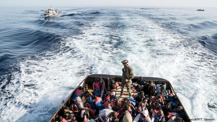 Libya'dan kaçmaya çalışan bin kişi engellendi