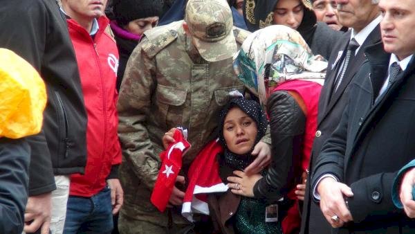 Şehidin kardeşinden karne gününde bozkurtlu uğurlama