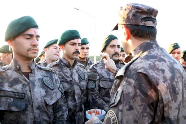 Adak kanının polislerin alnına sürülmesi objektiflere yansıdı.