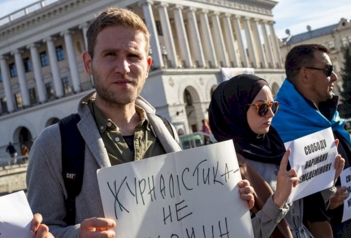 İŞGALCİLERDEN UKRAYNALI GAZETECİYE KIRIM'A 34 YILLIK GİRİŞ YASAĞI