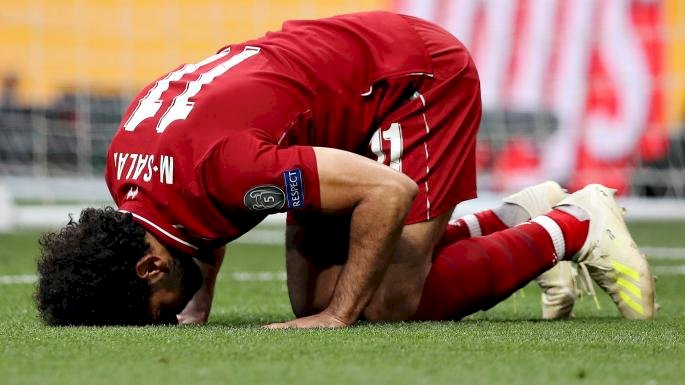 Müslüman sporcu, gazeteci ve politikacının yalan ve gerçek girdabında sınanması.