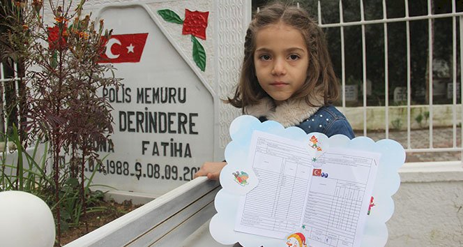 İlk karnesini şehit babasına götürdü