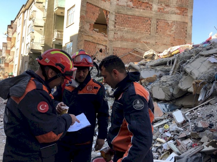 İBB, Elezığ'da arama kurtarma çalışmalarına katıldı!