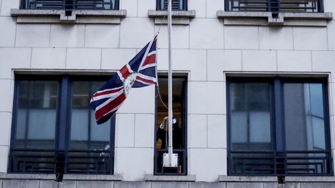 Brexit'e saatler kala İngiliz bayrakları AB kurumlarından indirildi