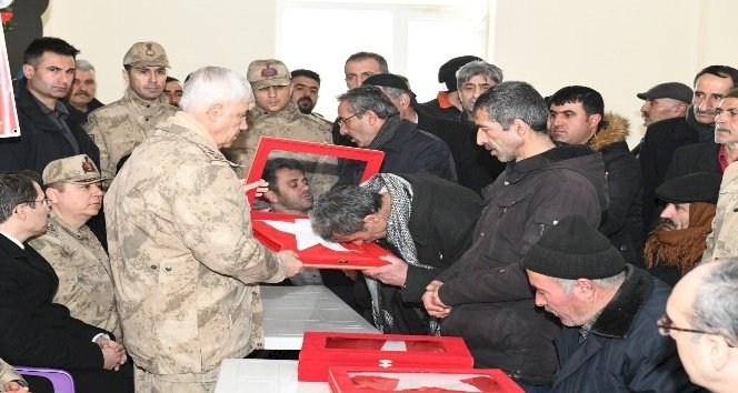 Orgeneral Çetin'den şehit ailelerine Türk bayrağı