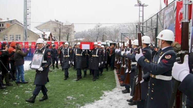 Şehit oğullarını Türk bayrağıyla uğurladılar