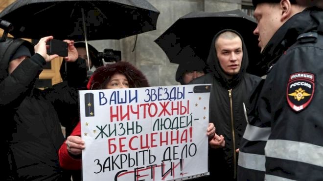 Rusya'da 'hükümeti devirmeye çalışmakla' suçlanan aktivistlere 18 yıla kadar hapis cezası