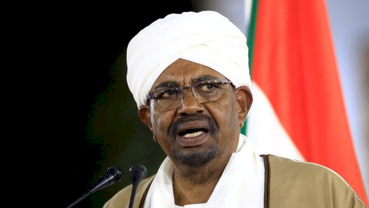 Sudan'ın eski devlet başkanı Ömer el Beşir Lahey'e teslim edilecek