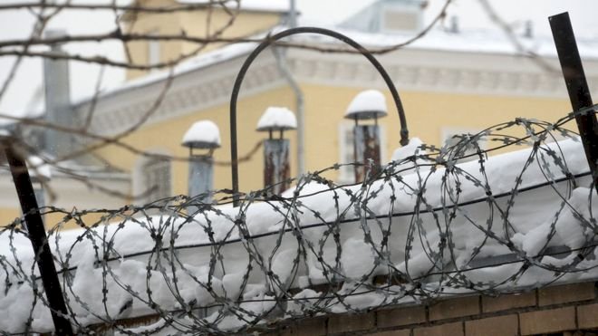Rusya'da üç yıl hapis cezasına çarptırılan eski hapishane yetkilisi yargıcın önünde intihar etti