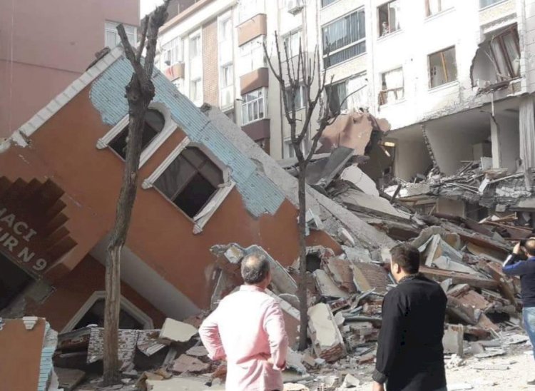 İstanbul'da bina çöktü