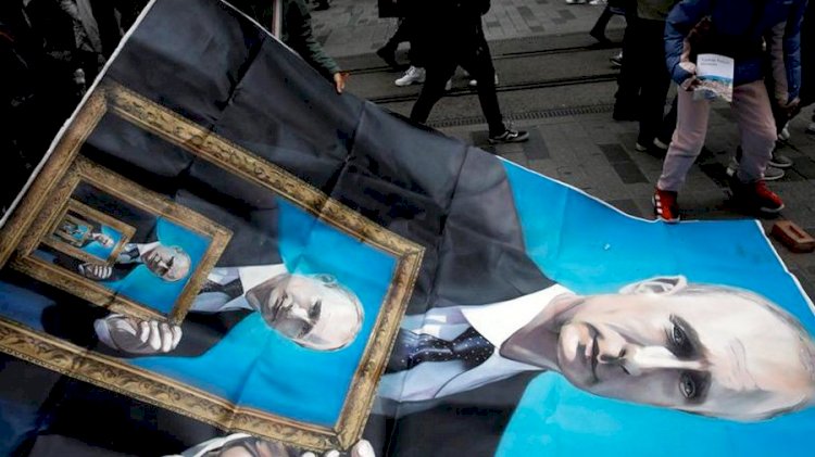 İstanbul'da Rus sanatçının 'Süper kahraman Putin' posterine polis müdahalesi
