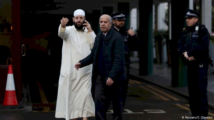 Londra'daki camide bıçaklı saldırı