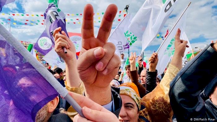 Eğitim ve geliri artan Kürtler Kürtçe konuşmuyor
