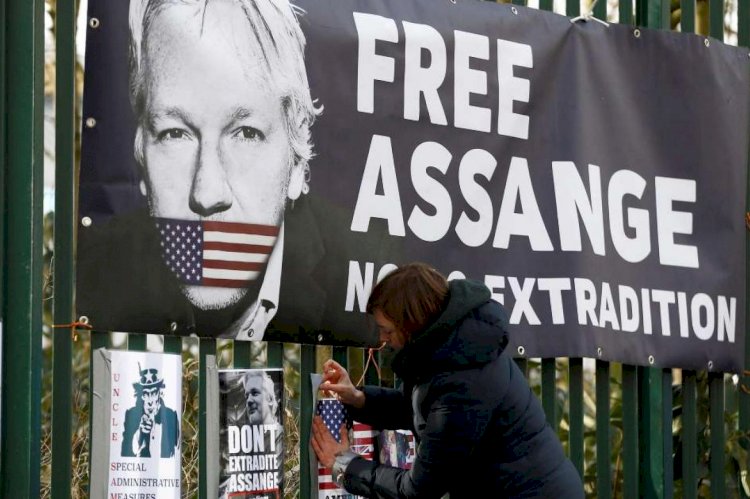Tüm gazetecilerin arzuladığını Assange yaptı