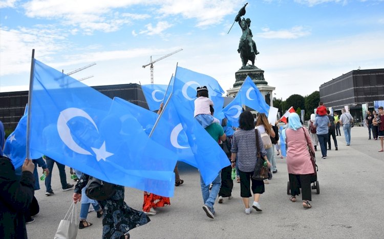 Çin Uygur Türklerini corona virüsün kucağına atıyor