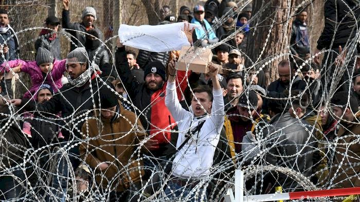 Edirne'de mültecileri izleyen gazetecilere gözaltı