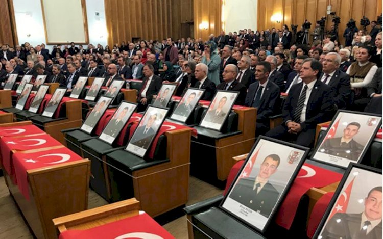 İYİ Parti grup toplantısında şehitler en ön sırada yer aldı!
