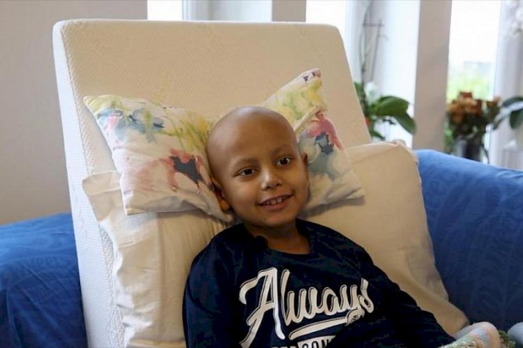 İzin çıktı, kanser tedavisi gören 8 yaşındaki Ahmet, annesiyle Almanya'ya uçtu