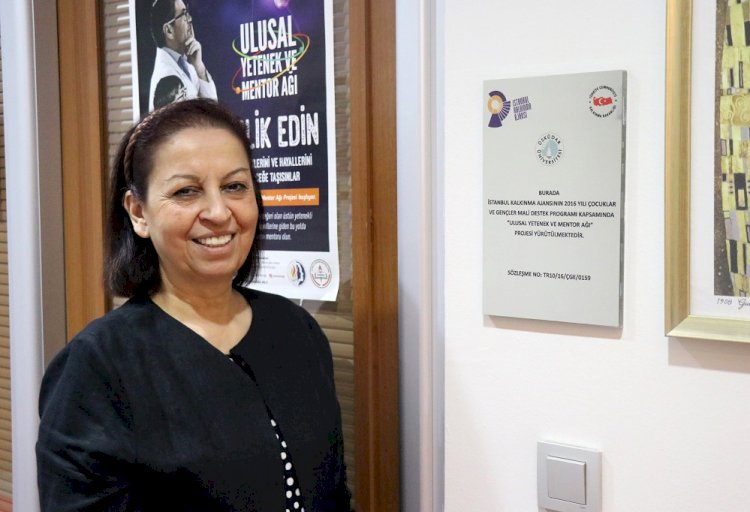 Halide İncekara: “Farklıymış gibi davranmak en ağır yük”