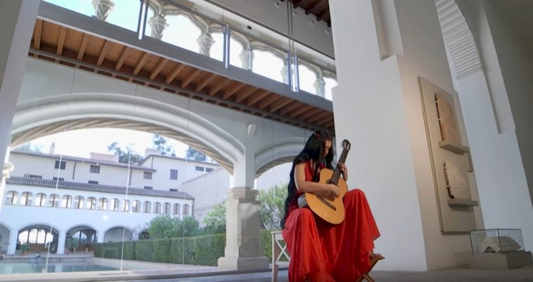 Isabel Martínez'den  dinlendirici bir gitar müziği dinlemek ister misiniz?