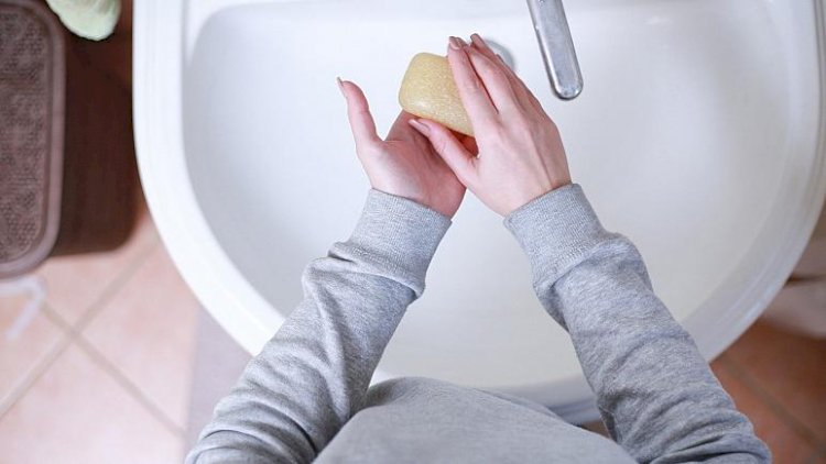 Koronavirüse karşı hangisi daha etkili: Sabunla el yıkama mı, kolonya mı?
