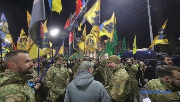 KIYİV'DEKİ RUS BÜYÜKELÇİLİĞİ ÖNÜNDE PROTESTO GÖSTERİSİ: KIRIM UKRAYNA’DIR!