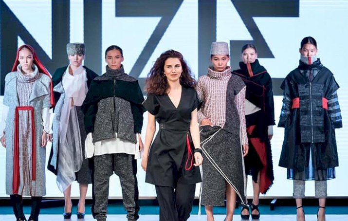 Kırım Tatar tasarımcı Naziye Emirşah hazırladığı kıyafet koleksiyonunu Paris’te tanıttı.