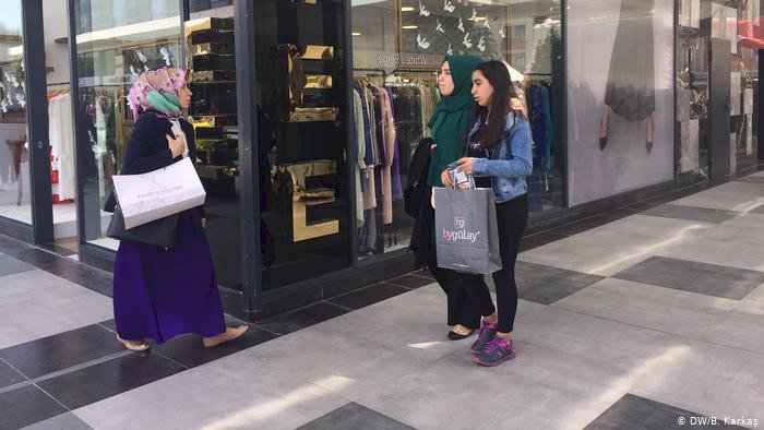 Ünlü tekstil firmaları mağazalarını kapatıyor