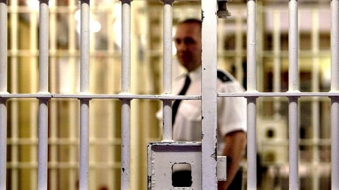 İngiltere'de salgın nedeniyle bazı tutuklu ve hükümlünün salıverilmesi değerlendiriliyor