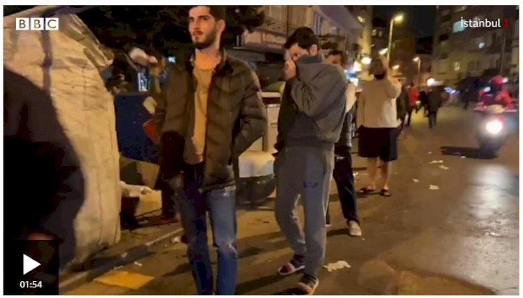 Sokağa çıkma yasağı ilan edilmesiyle fırın ve marketlerin önünde uzun kuyruklar oluştu