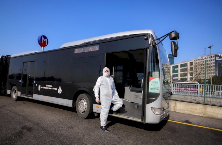 METROBÜS ŞOFÖRLERİ VİRÜSTEN KORUNMAK İÇİN TULUM GİYMEYE BAŞLADI