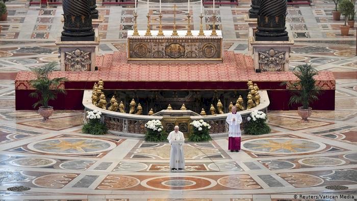 Papa’dan uyarı: İnsansız ayinler tehlikeli