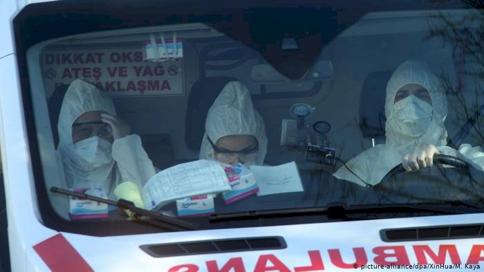 "Tepeden tırnağa tulum içindeyiz, hiçbirimizin yüzü yok"