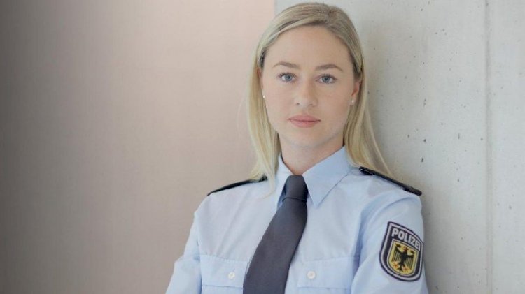 Almanya’da tartışma yaratan poster: Bu polis bir o…