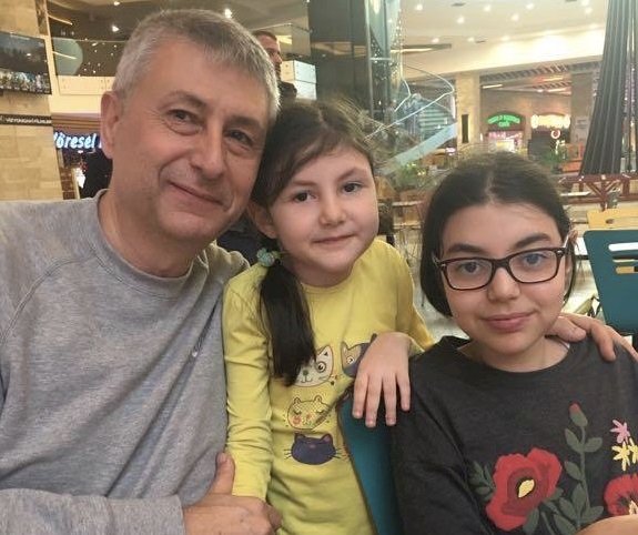Kovid 19'dan yaşamını yitiren doktorun paylaşımı yürek burktu: Kızlarım küçük sahip çıkarsınız değil mi?