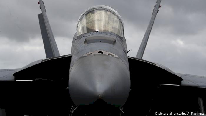 Alman hükümetinde F-18 çatlağı