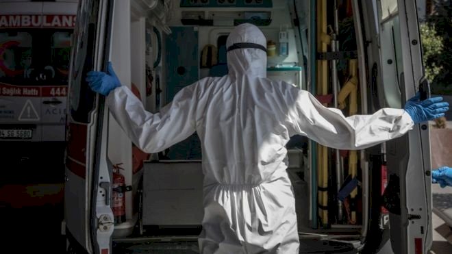 Koronavirüsle mücadele eden paramedikler anlatıyor: 'Virüsü ailemize götürmekten korkuyoruz'